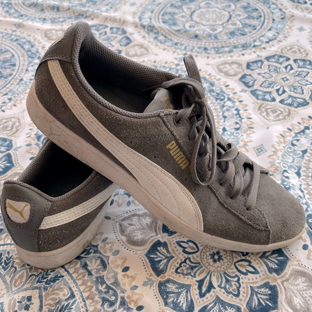 Puma Womens 9 Vikky Sneakers Shoes Gray White 370204 04 Low Top Lace Up suede